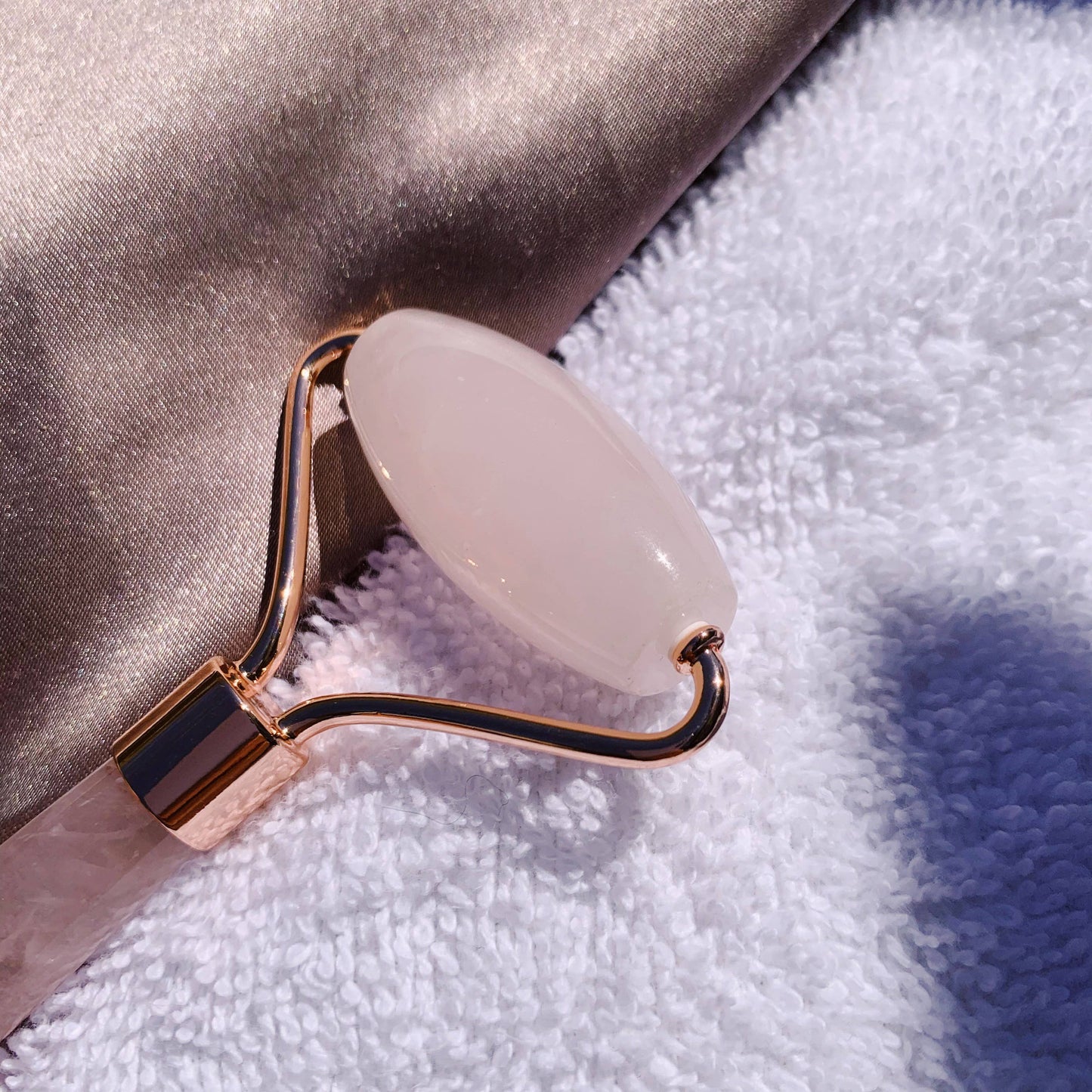 Rose Quartz Facial Roller: Rose Gold